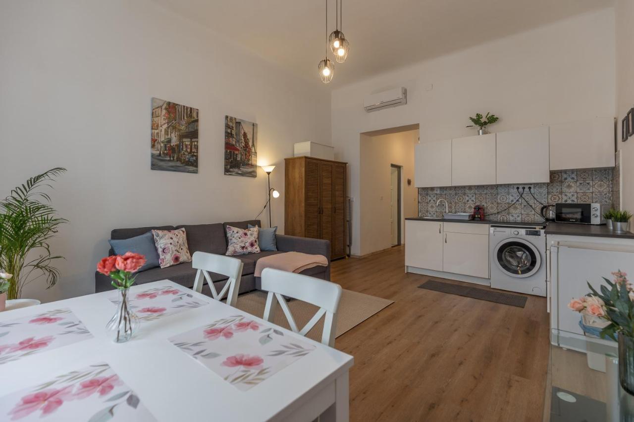 Emily'S Lovely Place, Budapest